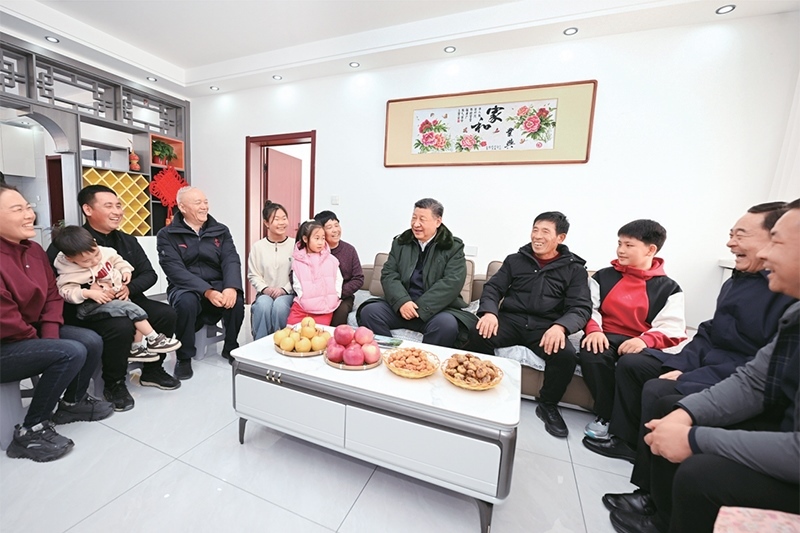 2025年1月22日至24日，中共中央總書記、國(guó)家主席、中央軍委主席習(xí)近平冒著嚴(yán)寒來(lái)到遼寧，看望慰問(wèn)基層干部群眾。這是22日下午，習(xí)近平在葫蘆島市綏中縣明水滿族鄉(xiāng)祝家溝村考察時(shí)，同村民王寶維一家圍坐一起拉家常。 新華社記者 謝環(huán)馳/攝