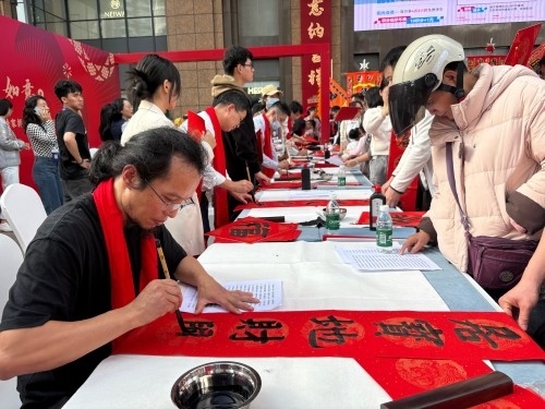 活動(dòng)現(xiàn)場(chǎng)贈(zèng)送春聯(lián)和福字。人民網(wǎng) 陳葉欣攝