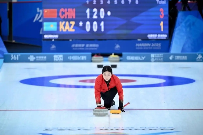 2月4日，中國隊選手韓雨在比賽中擲壺。新華社記者 江漢 攝