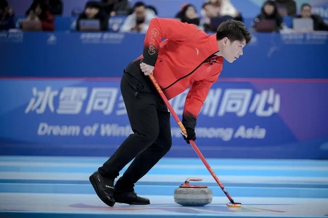 2月4日，中國隊選手王智宇在比賽中擦冰。新華社記者 江漢 攝