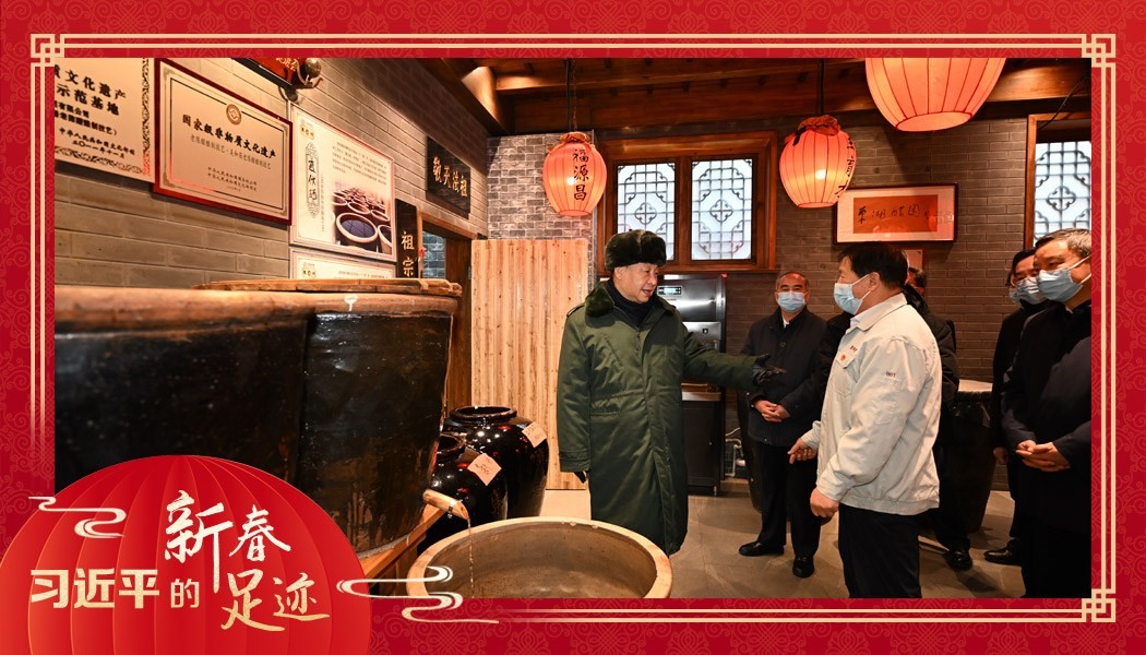 2022年1月27日，習(xí)近平總書(shū)記沿街巷察看山西平遙古城風(fēng)貌，走進(jìn)東湖老醋坊，了解當(dāng)?shù)亻_(kāi)展特色經(jīng)營(yíng)情況。