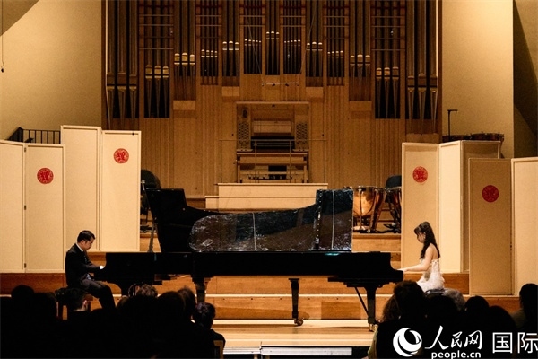 旅英鋼琴家李勁峰和郭鑫弈雙鋼琴“斗琴”。楊浩鵬攝