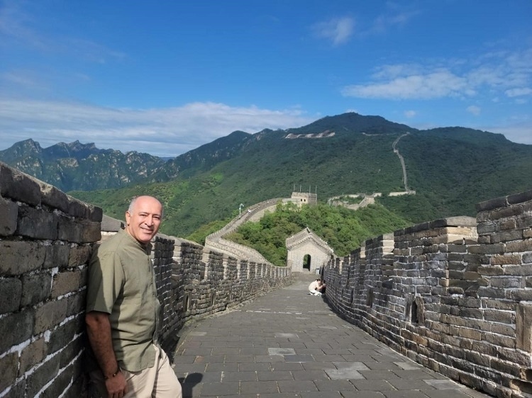 瓦里夫·庫邁哈在游覽長城時(shí)留影。受訪者供圖