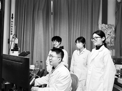 西安交通大學教授王昌河團隊在進行多巴胺分泌電化學檢測。受訪者供圖