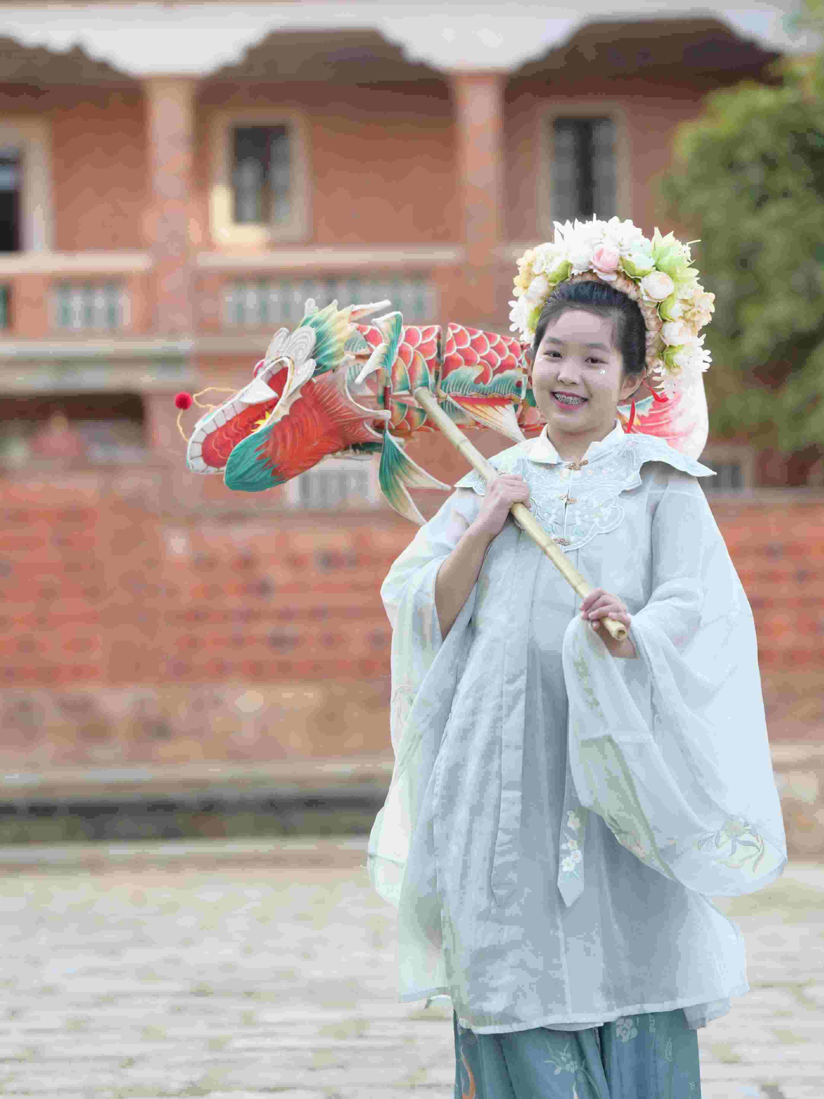 在泉州，沈女士為女兒拍下頭戴簪花的照片。受訪者供圖