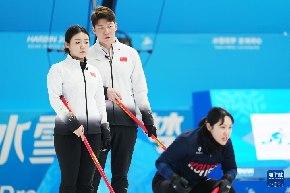 2月6日，中國(guó)隊(duì)選手王智宇（中）、韓雨（左）在比賽中。新華社記者 王松 攝