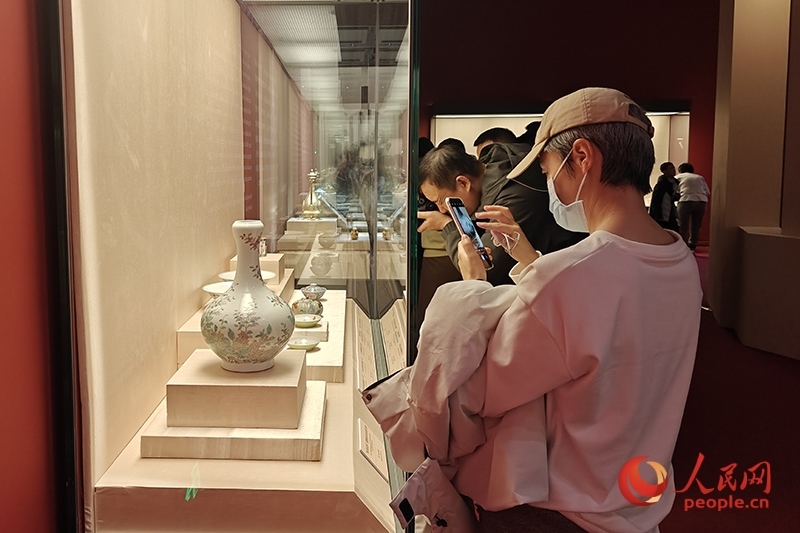 觀眾正在中國國家博物館參觀展覽。人民網記者 韋衍行攝