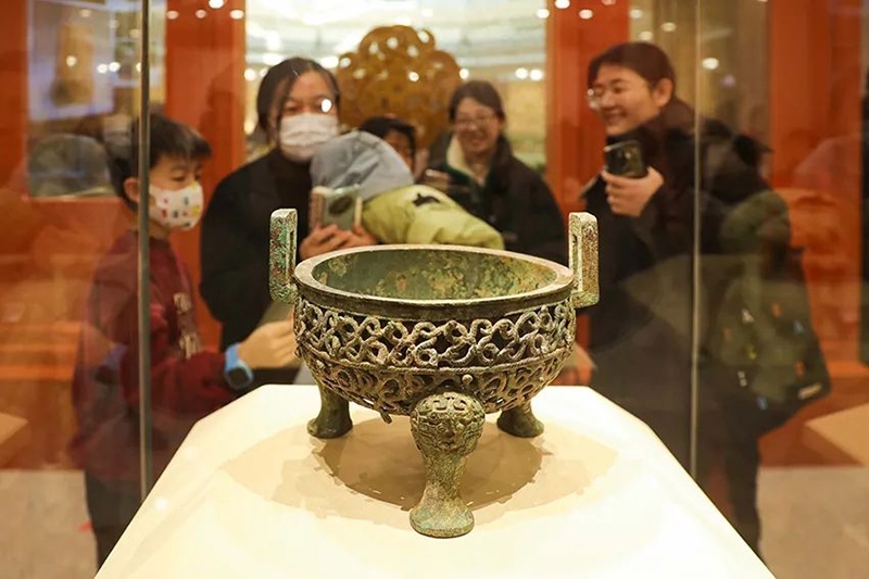 “尋蛇——藏在山西博物院里的蛇”展出的蟠蛇紋鏤空鼎。山西博物院供圖