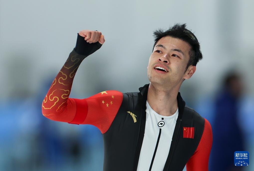 2月8日，寧忠?guī)r慶祝奪冠。新華社記者 王楷焱 攝