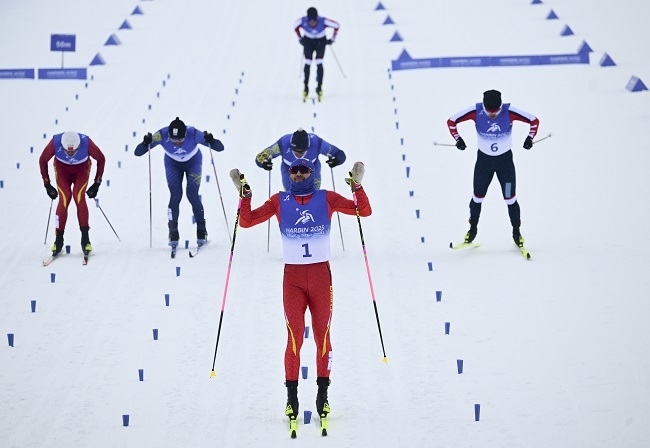 2月8日，王強(qiáng)（中）慶祝奪冠。新華社記者 張龍攝