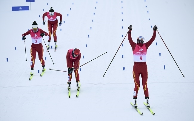 2月8日，李磊（右一）沖過終點(diǎn)后慶祝奪冠。新華社記者 張龍攝