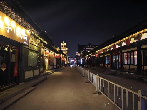 道歉公告發(fā)布后，夜晚10時的古城。人民網(wǎng)記者 黃鈺攝