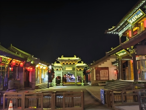 道歉公告發(fā)布后，凌晨5時的古城。人民網(wǎng)記者 黃鈺攝