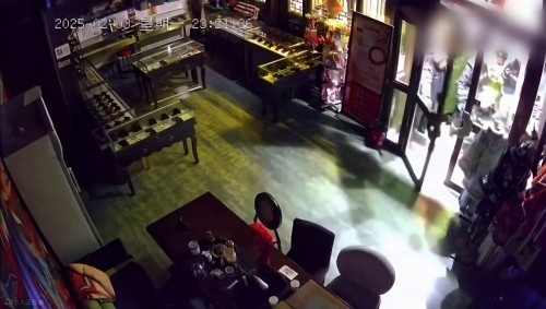 網(wǎng)傳“破門亮燈”畫面。網(wǎng)絡(luò)視頻截圖