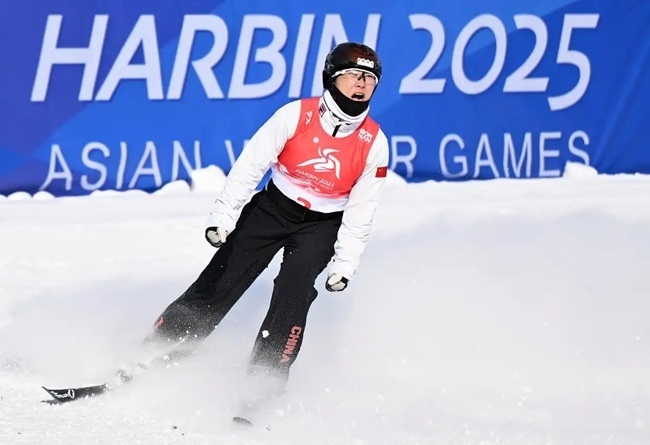 2月9日，徐夢(mèng)桃在完成動(dòng)作后慶祝。新華社記者 夏一方攝