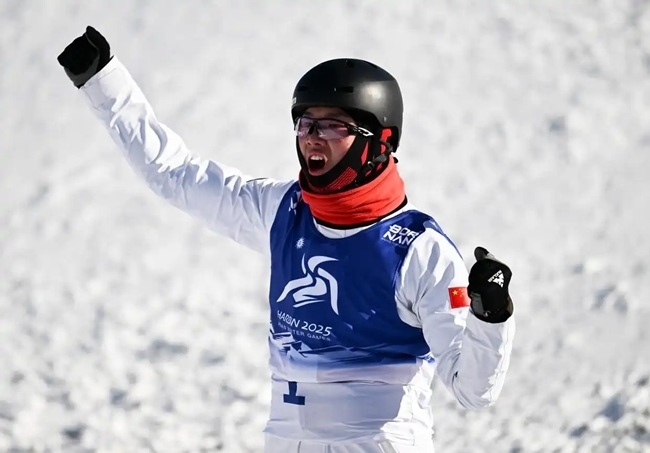 2月9日，李心鵬在比賽后慶祝。新華社記者 夏一方攝