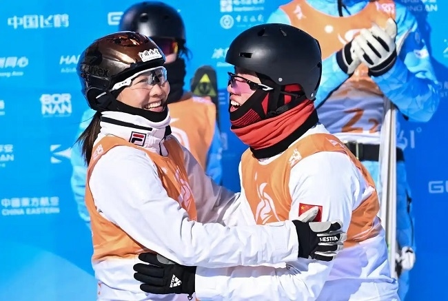 2月10日，中國隊選手李心鵬（前右）與徐夢桃慶祝。新華社記者 楊晨光攝