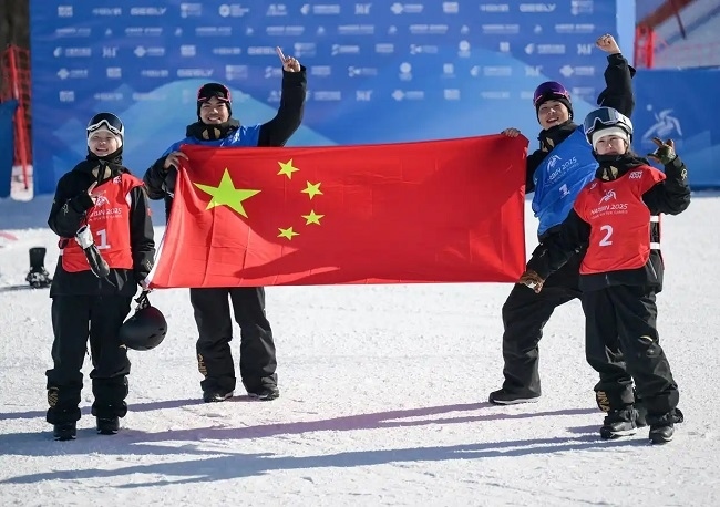 2月10日，中國隊選手張小楠、楊文龍、姜鑫杰與熊詩芮（從左至右）在比賽后慶祝。新華社記者 楊青攝