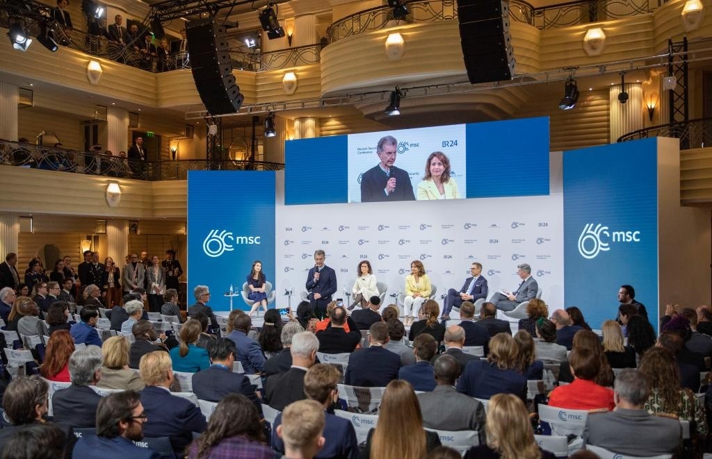 2024年2月18日，慕安會(huì)主席克里斯托夫·霍伊斯根（中左二）在德國(guó)慕尼黑舉行的第60屆慕尼黑安全會(huì)議上發(fā)表閉幕致辭。新華社記者 張帆 攝