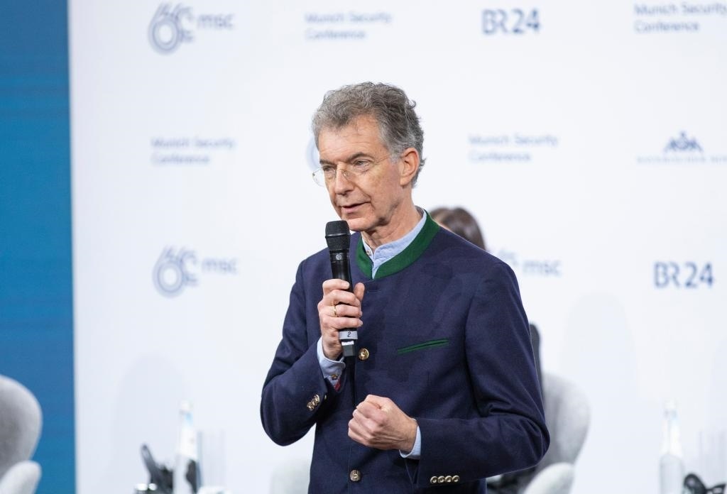 2024年2月18日，慕安會(huì)主席克里斯托夫·霍伊斯根在德國(guó)慕尼黑舉行的第60屆慕尼黑安全會(huì)議上發(fā)表閉幕致辭。新華社記者 張帆 攝