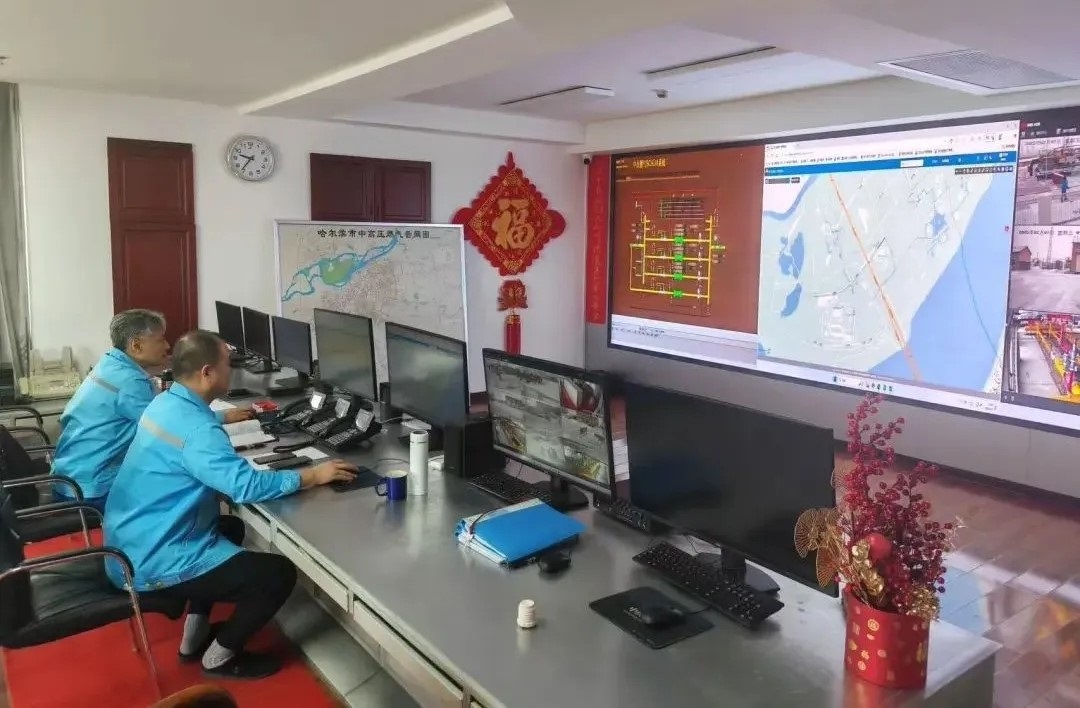工作人員在燃?xì)庹{(diào)度中心值守。受訪者供圖