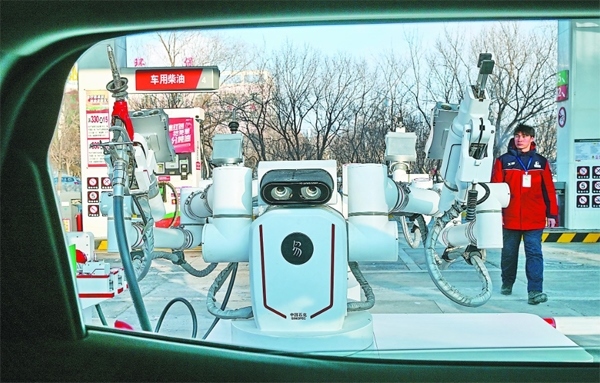 智能加油機(jī)器人在加能站工作。受訪者供圖