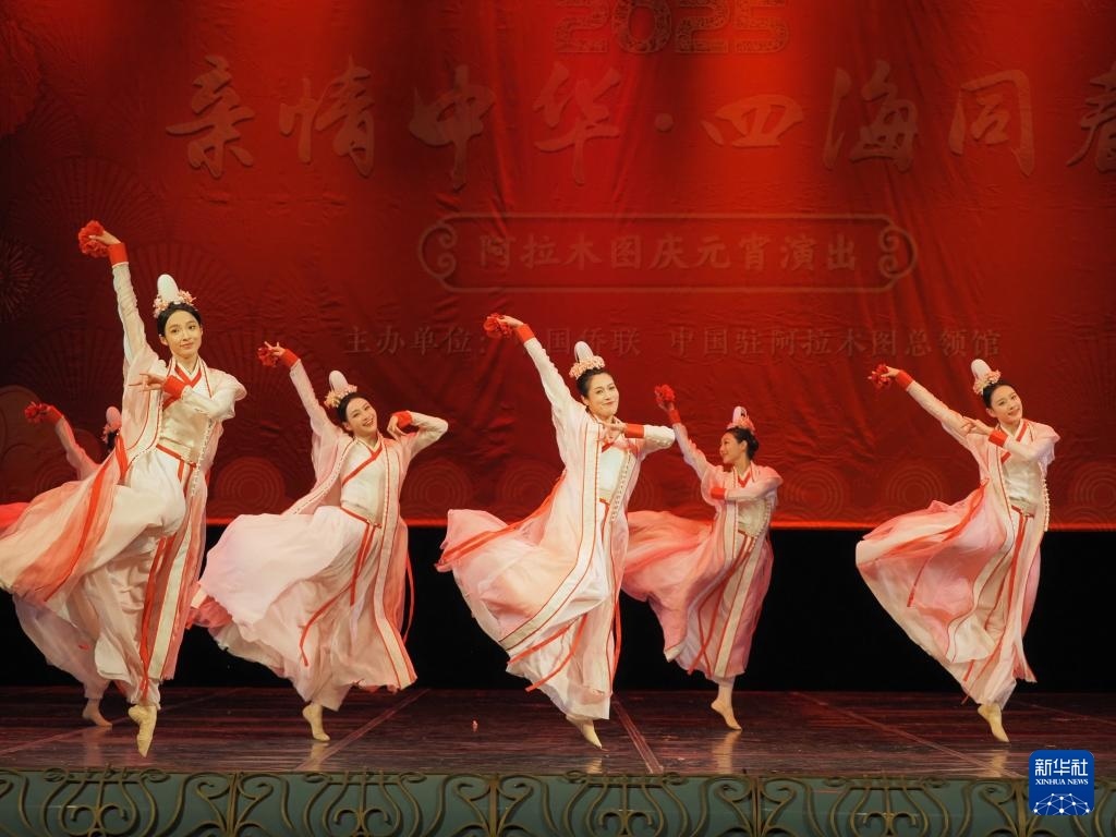 2月11日，在哈薩克斯坦阿拉木圖的阿拜國(guó)家歌劇和芭蕾舞劇院，中國(guó)演員表演舞蹈《元日霓裳》。新華社記者 趙宇 攝