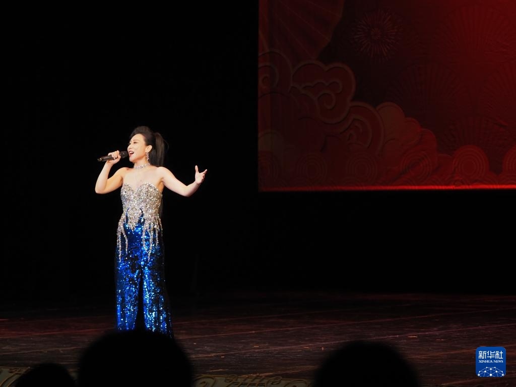 2月11日，歌手在哈薩克斯坦阿拉木圖的阿拜國(guó)家歌劇和芭蕾舞劇院演唱歌曲。新華社記者 趙宇 攝