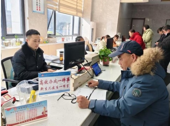 市民在 “高效辦成一件事” 窗口辦理業(yè)務(wù)。彭雪松攝