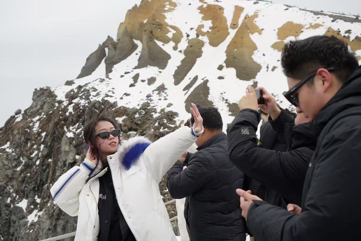 長(zhǎng)白山天池旁游客拍照留念。人民網(wǎng) 皇甫萬(wàn)里攝