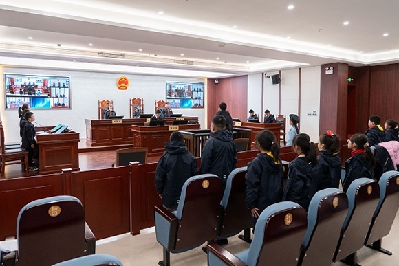 圖③：同學們開展模擬法庭活動。