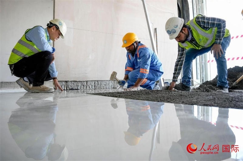 鋪地磚。人民網(wǎng)塔里克·易卜拉欣攝