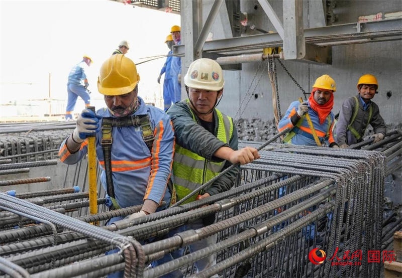 扎鋼筋。人民網(wǎng)塔里克·易卜拉欣攝