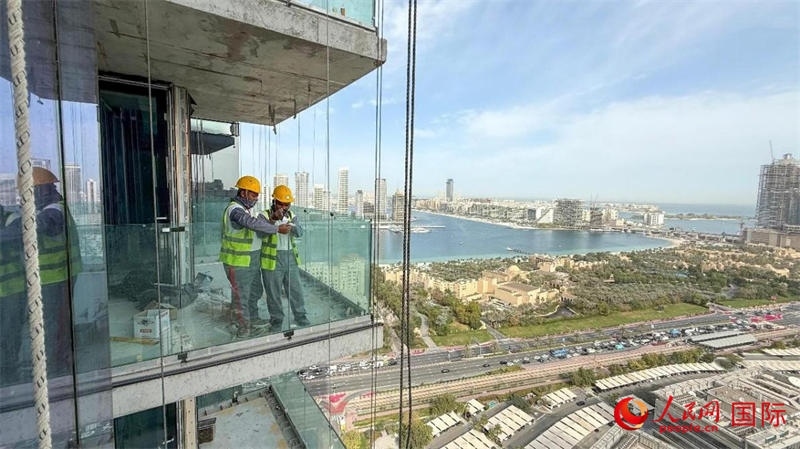 工人正在高層作業(yè)。人民網(wǎng)塔里克·易卜拉欣攝