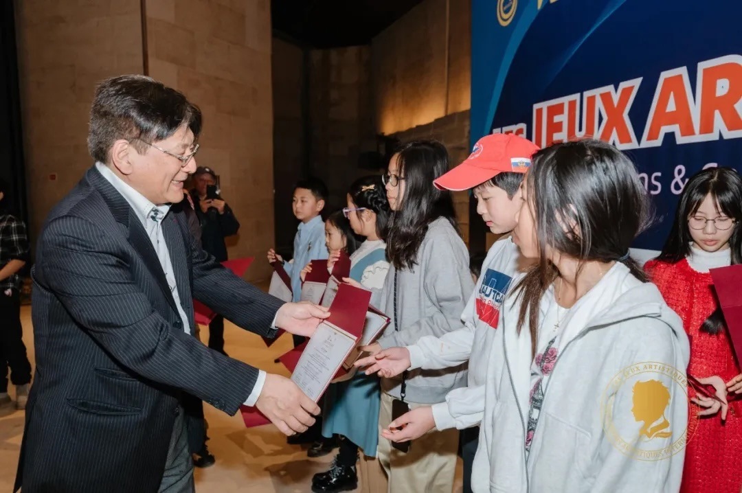 圖2：亞丁為獲獎兒童頒發(fā)證書。法中交流促進會供圖