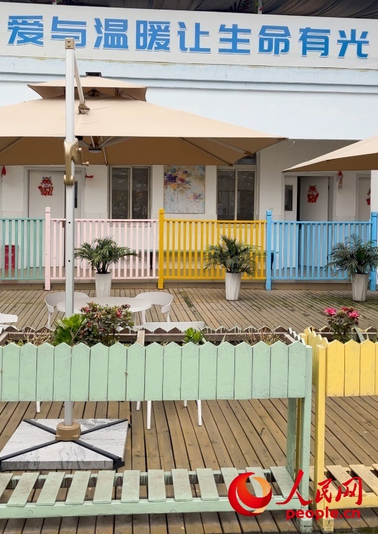 為讓“老小孩”住著開心，南泉鎮(zhèn)衛(wèi)生院設(shè)計成幼兒園風(fēng)格。人民網(wǎng) 陳葉欣攝