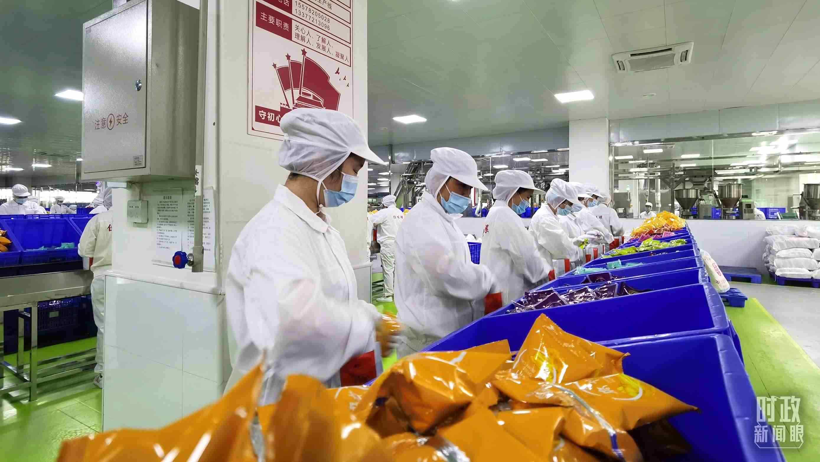 △廣西柳州螺螄粉配料包生產(chǎn)線。（總臺(tái)央視記者郭鴻拍攝）