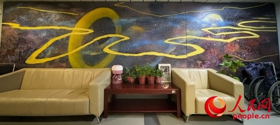 清華長庚醫(yī)院掛著一幅名為“生命長河”的畫，家屬將離世親人的名字寫在上面。人民網(wǎng) 陳葉欣攝