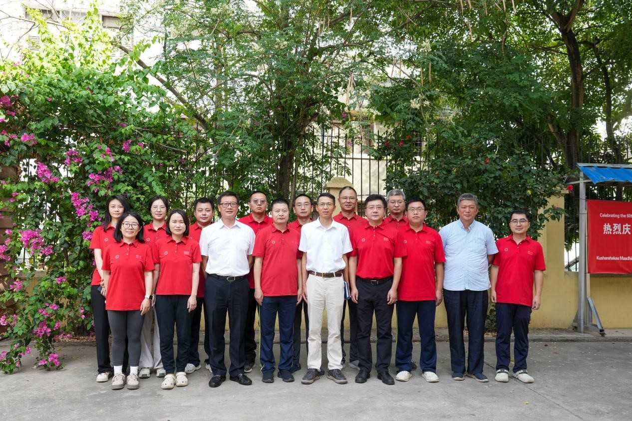 李強華與醫(yī)療隊合影。中國援桑醫(yī)療隊供圖