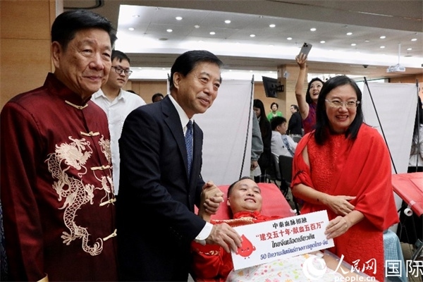 韓志強大使與獻血者代表合影。朱瀟逸攝