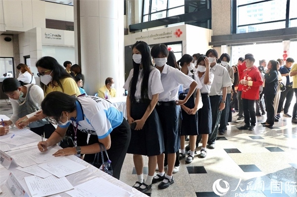 獻血者排隊填寫報名表。朱瀟逸攝