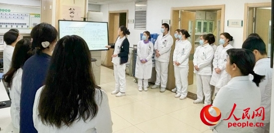 華西第四醫(yī)院姑息醫(yī)學(xué)科交班會(huì)上，護(hù)士介紹患者情況。人民網(wǎng)記者 金慧慧攝