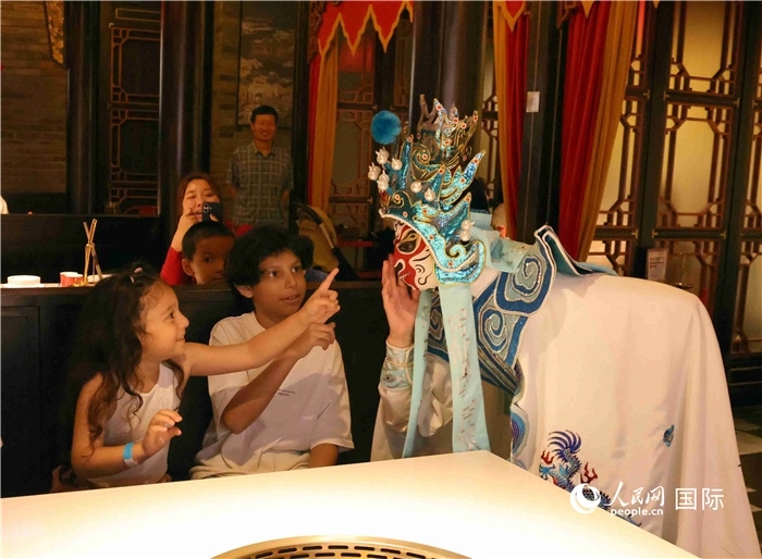 迪拜火鍋店里的川劇變臉表演。 人民網(wǎng)記者 管克江攝