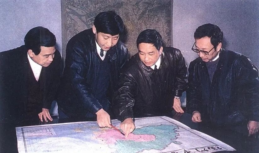 1991年12月，習(xí)近平與同事討論福州市戰(zhàn)略規(guī)劃設(shè)想。（圖源：《習(xí)近平在福州》）
