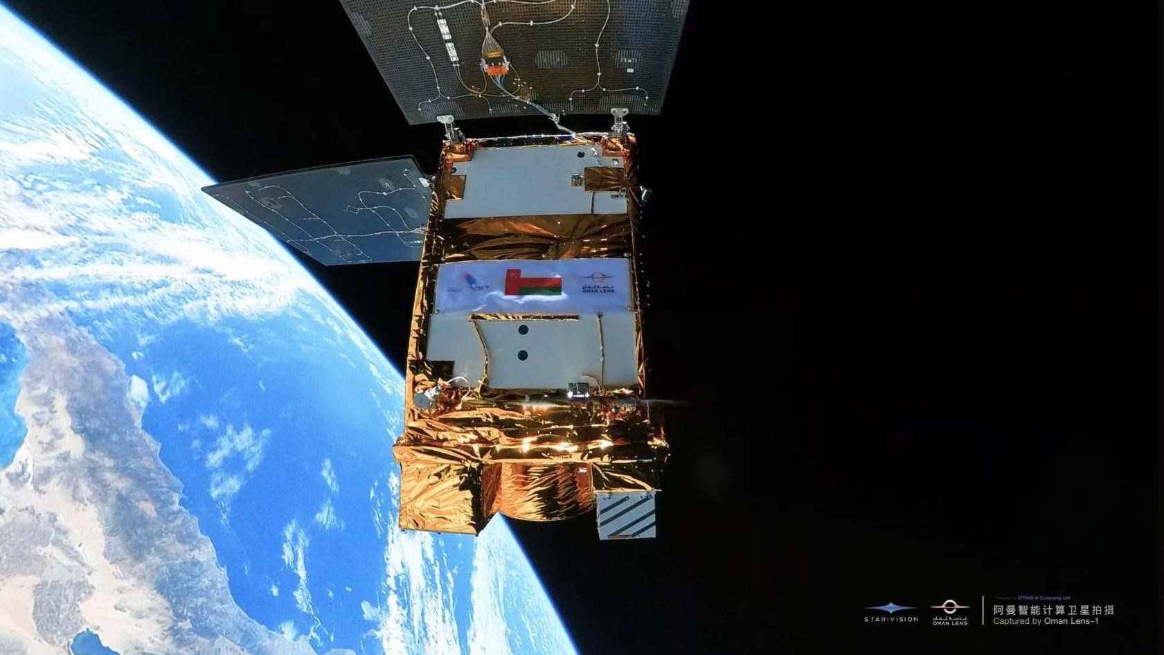 阿曼智能遙感衛(wèi)星一號近日在太空中自拍。阿曼蘭斯航天公司供圖