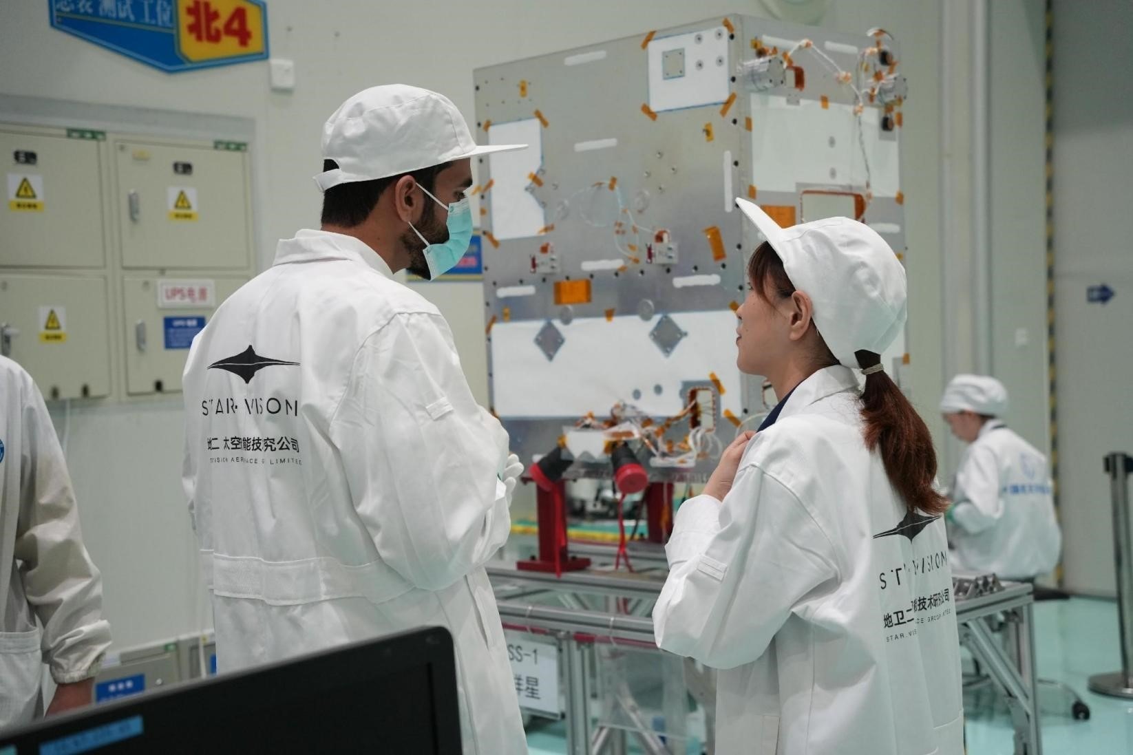 阿曼技術人員在中國接受培訓。阿曼蘭斯航天公司供圖