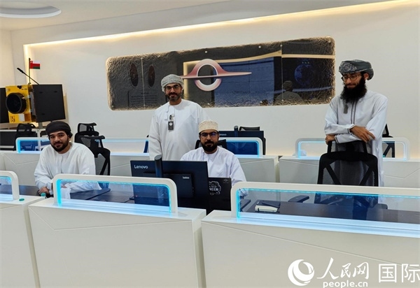 阿曼蘭斯航天公司員工在工作中。人民網(wǎng) 海瑟姆·穆扎恩攝