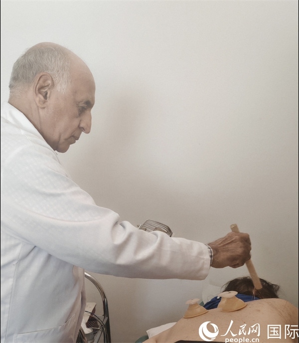 哈利勒正在治療病人。人民網(wǎng)記者 黃培昭攝