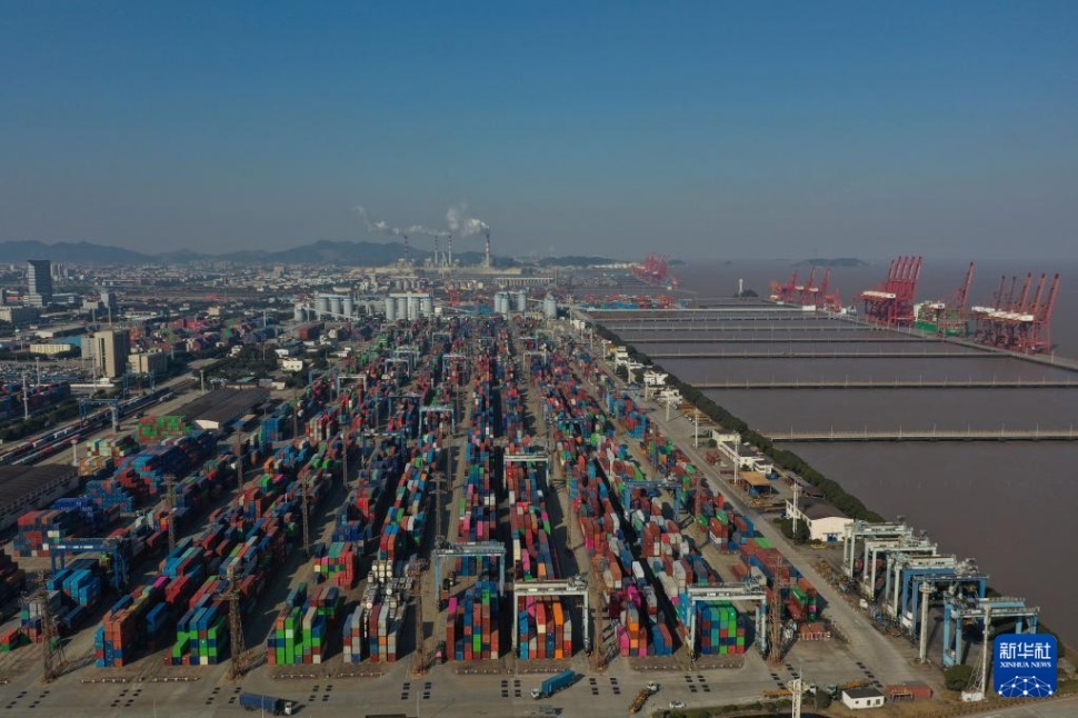  1月24日拍攝的寧波舟山港北侖港區(qū)集裝箱碼頭。 新華社記者 黃宗治 攝