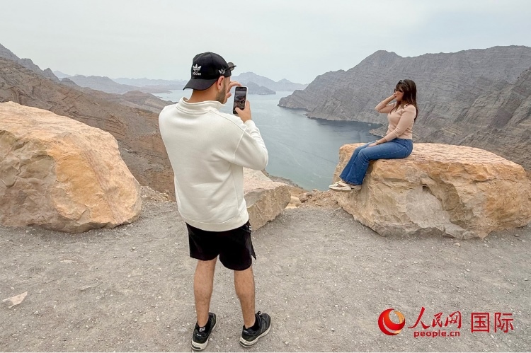 圖為游客參觀阿曼北部穆桑代姆峽灣。人民網(wǎng) 塔里克·易卜拉欣攝